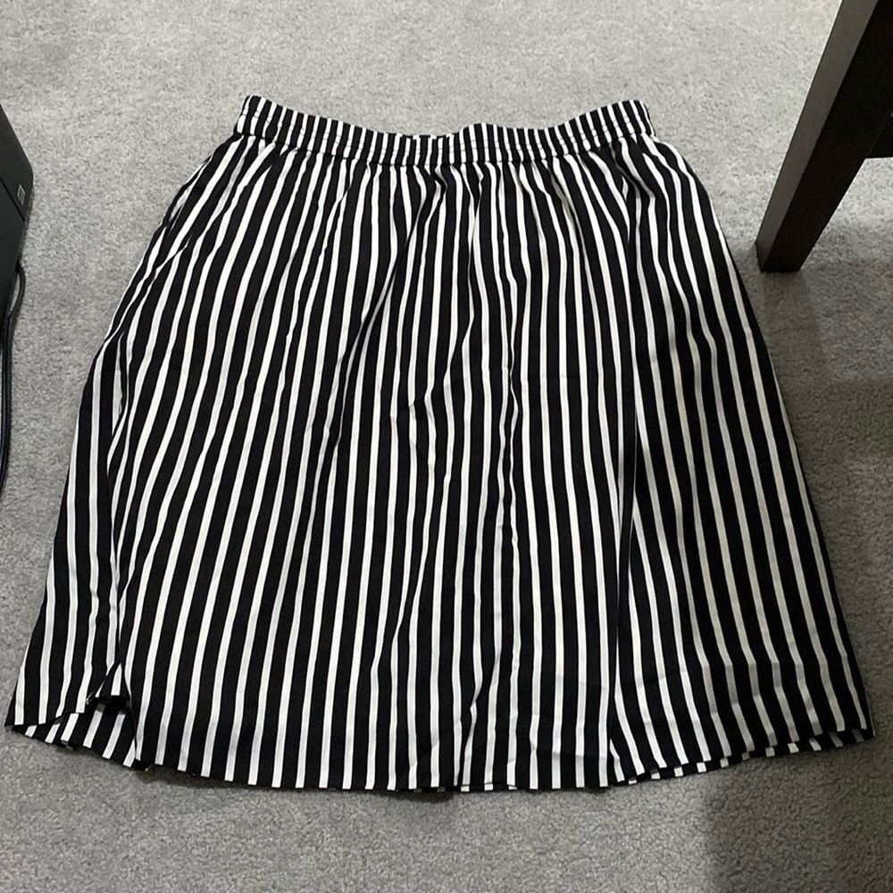 The elastic race, black, and white skirt with lining jcreq size 10